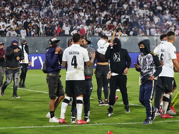SANTIAGO, CHILE - APRIL 10: Fans enter the field as the match is suspended during the CONMEBOL Copa Libertadores group E match between Colo Colo and Fortaleza at Estadio Monumental David Arellano on April 10, 2025 in Santiago, Chile. (Photo by Marcelo Hernandez/Getty Images)