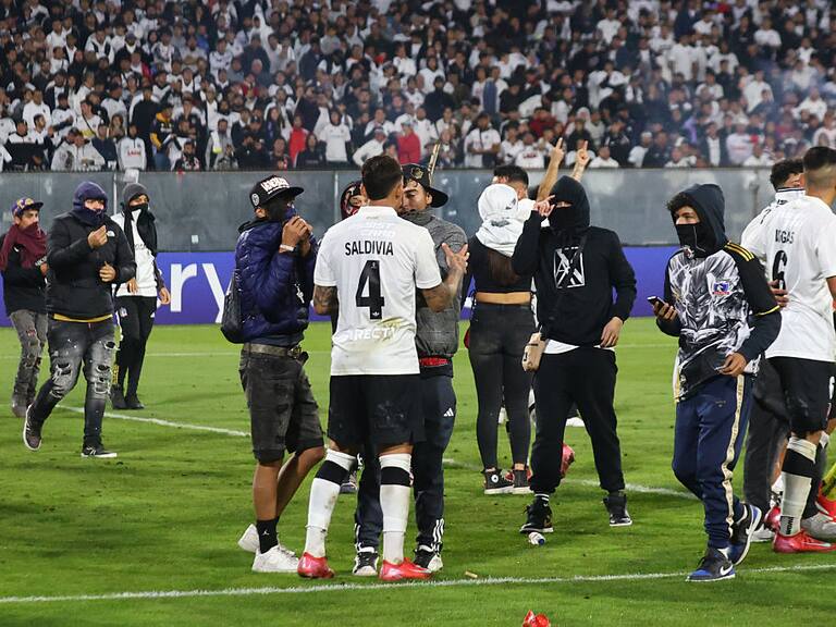 SANTIAGO, CHILE - APRIL 10: Fans enter the field as the match is suspended during the CONMEBOL Copa Libertadores group E match between Colo Colo and Fortaleza at Estadio Monumental David Arellano on April 10, 2025 in Santiago, Chile. (Photo by Marcelo Hernandez/Getty Images)