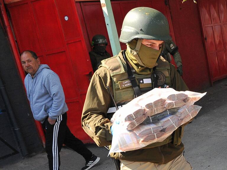 Autos, celulares y millones incautados: esto es lo que se sabe de los allanamientos masivos en la región Metropolitana y O’Higgins por Caso Brinks