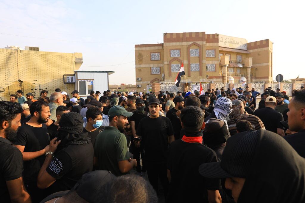 Seguidores del clero Muqtada Al-Sadr protestan en la gobernación Dhi Qar