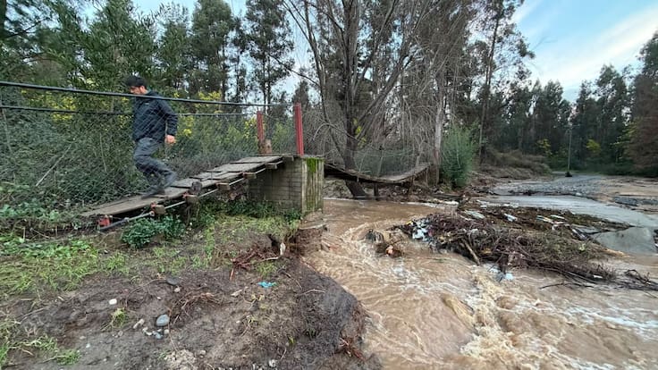 Puente colapsa tras crecida de estero en región del Ñuble y deja a 45 personas aisladas en Portezuelo
