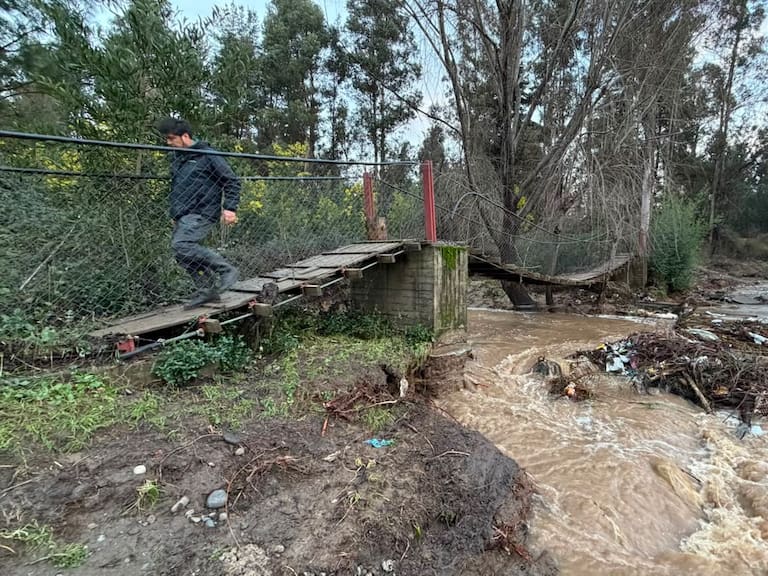 Puente colapsa tras crecida de estero en región del Ñuble y deja a 45 personas aisladas