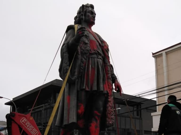 Con una grúa y esquivando el cableado eléctrico: Así se removió la estatua de Cristóbal Colón en la avenida Brasil de Valparaíso