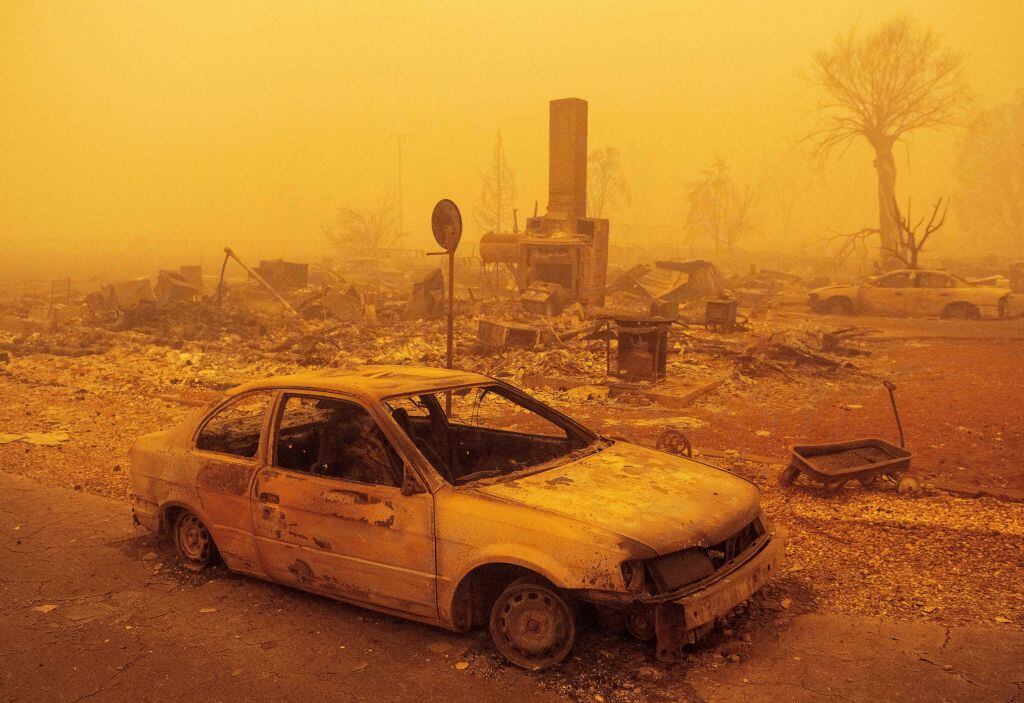 Casas y autos incinerados dejan los incendios forestales en California