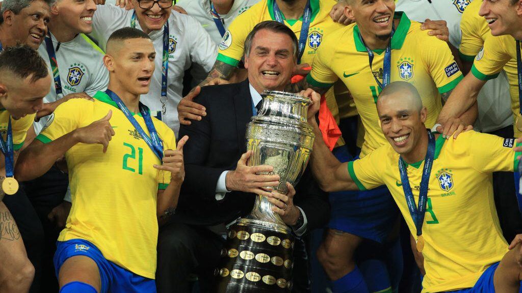 RIO DE JANEIRO, BRAZIL - JULY 07: President of Brazil Jair Bolsonaro celebrates with the trophy and the players of Brazil after winning the Copa America Brazil 2019 Final match between Brazil and Peru at Maracana Stadium on July 07, 2019 in Rio de Janeiro, Brazil. (Photo by Buda Mendes/Getty Images)