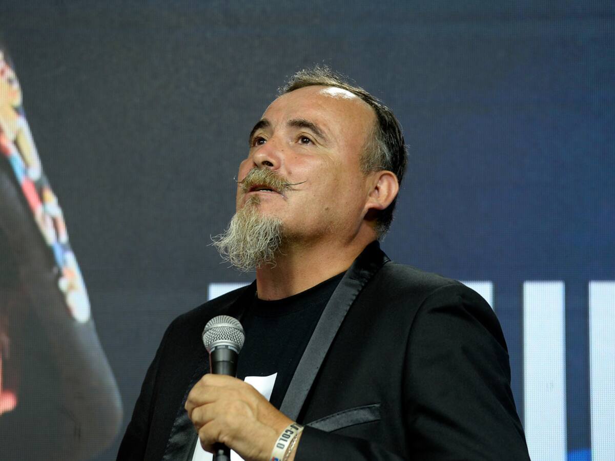 Paul Vásquez se tapó un ojo durante sesión de fotos en conferencia de prensa en Viña