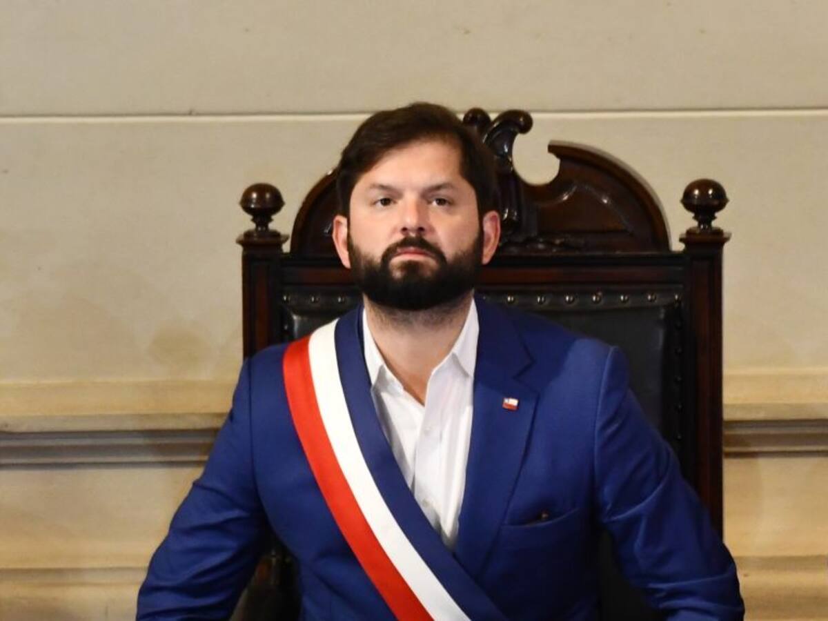 Presidente Boric lamenta incendio que dejó 14 personas fallecidas en Coronel durante entrega de propuesta de nueva Constitución