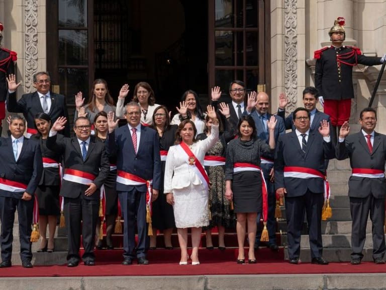 Perú: Dina Boluarte toma juramento de su primer gabinete ministerial