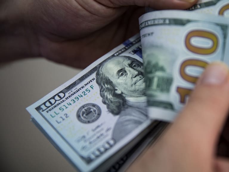 Dólar en Chile: divisa abre a la baja y se acerca a los $910