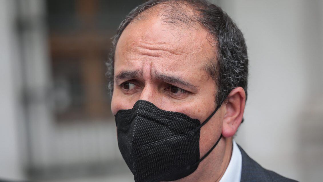 14 de Octubre del 2021/SANTIAGOEl Gobernador Regional del Biobío, Rodrigo Díaz llega a la oficina de partes de la moneda, para entregar una carta y manifestarle al Presidente Sebastián Piñera su molestia y preocupación por la declaración del Estado de Excepción Constitucional de Emergencia que no fue consultada a las autoridades y representantes regionales y locales, generando un clima de incertidumbre entre las y los habitantes.
FOTO: SEBASTIAN BELTRAN GAETE/AGENCIAUNO
