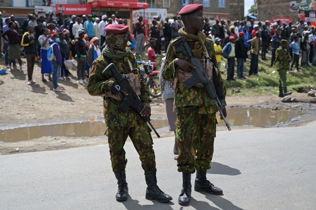 Dos policías armados con armas de combate custodian el hospital Mama Lucy Kibaki ubicado en la capital Nairobi.