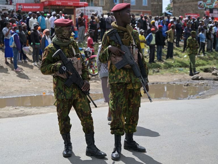 Dos policías armados con armas de combate custodian el hospital Mama Lucy Kibaki ubicado en la capital Nairobi.