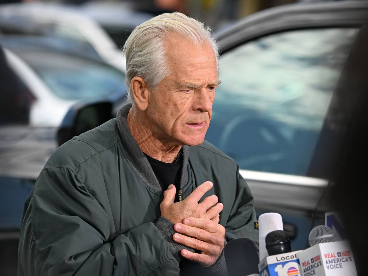 Quién es Peter Navarro, el asesor de Trump que desafió a Elon Musk y terminó en prisión