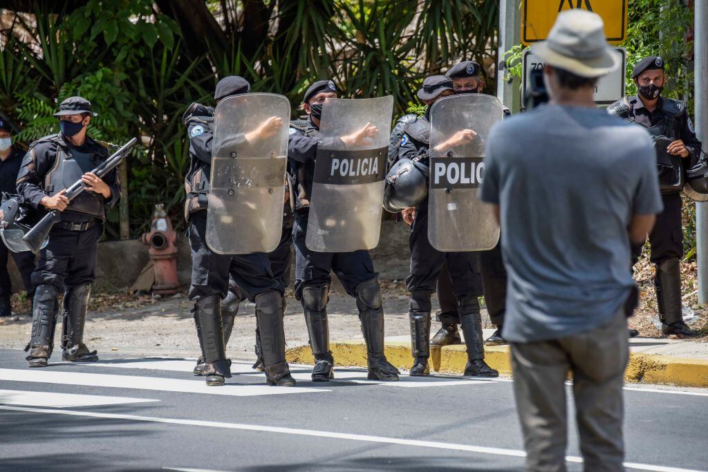 Policías impiden el paso de los periodistas en la ciudad de Managua