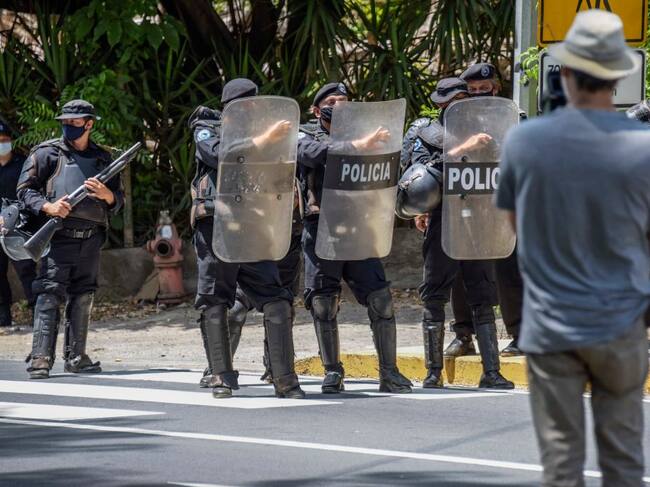 Policías impiden el paso de los periodistas en la ciudad de Managua