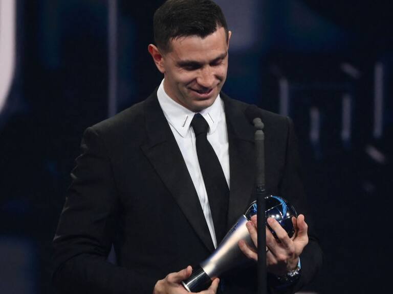 Emiliano Martínez se lleva el premio The Best a mejor arquero de la temporada