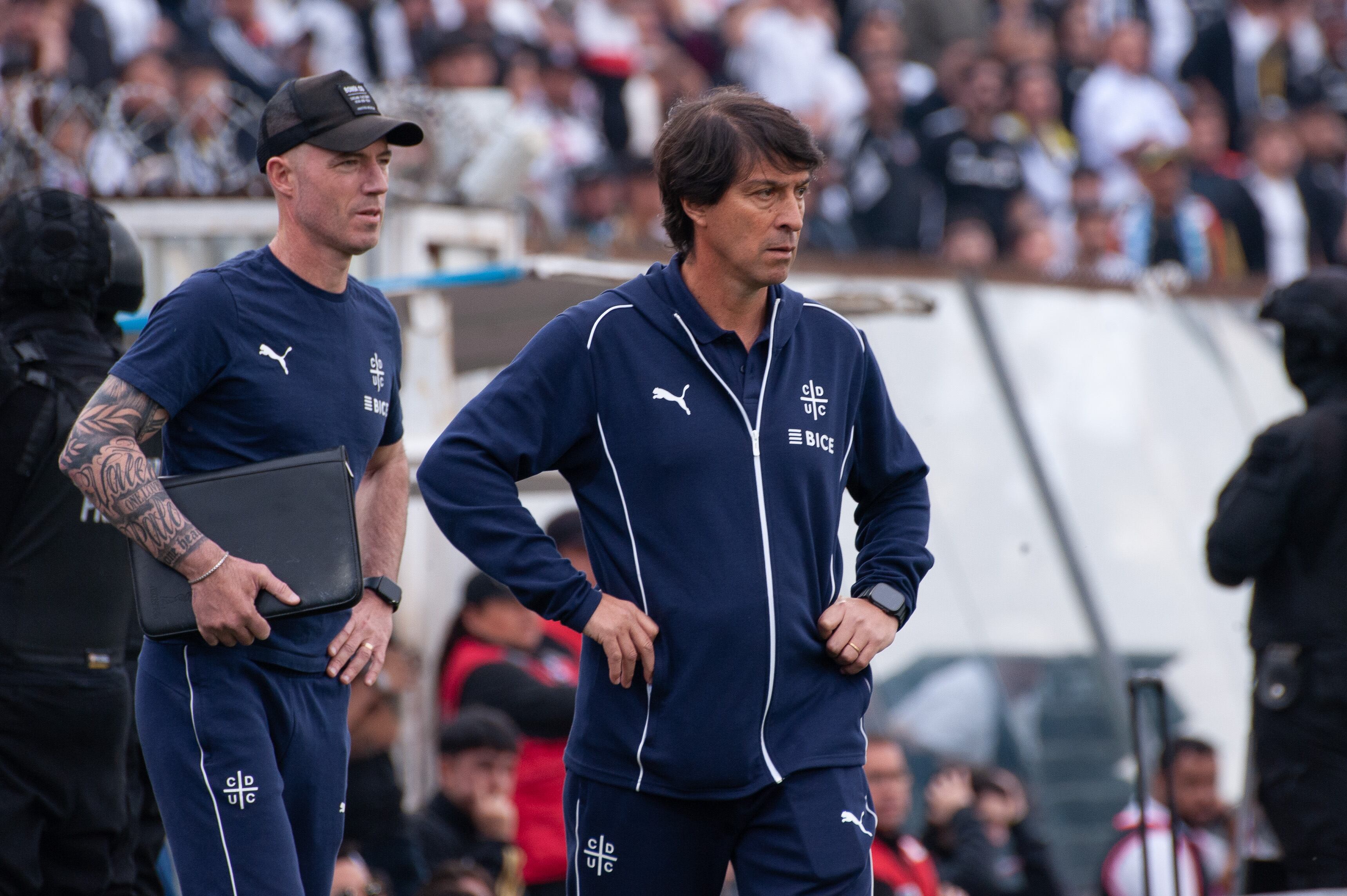 16 DE AGOSTO DEL 2025 / SANTIAGOEl Director Tecnico de Universidad Catolica, Daniel Garnero, durante el enfrentamiento entre Colo Colo y Universidad Catolica por el clasico 188 disputado en el Estadio Monumental David Arellano, por la Fecha 20 de la Liga de Primera 2025.FOTO: VICTOR HUENANTE / AGENCIAUNO