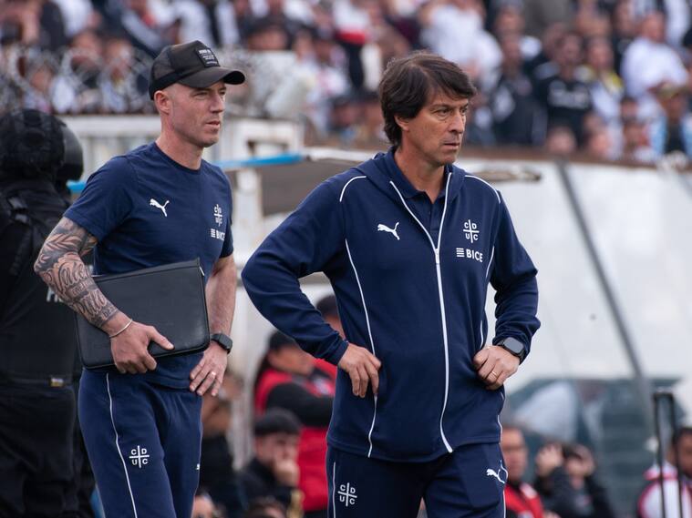 16 DE AGOSTO DEL 2025 / SANTIAGO
El Director Tecnico de Universidad Catolica, Daniel Garnero, durante el enfrentamiento entre Colo Colo y Universidad Catolica por el clasico 188 disputado en el Estadio Monumental David Arellano, por la Fecha 20 de la Liga de Primera 2025.
FOTO: VICTOR HUENANTE / AGENCIAUNO