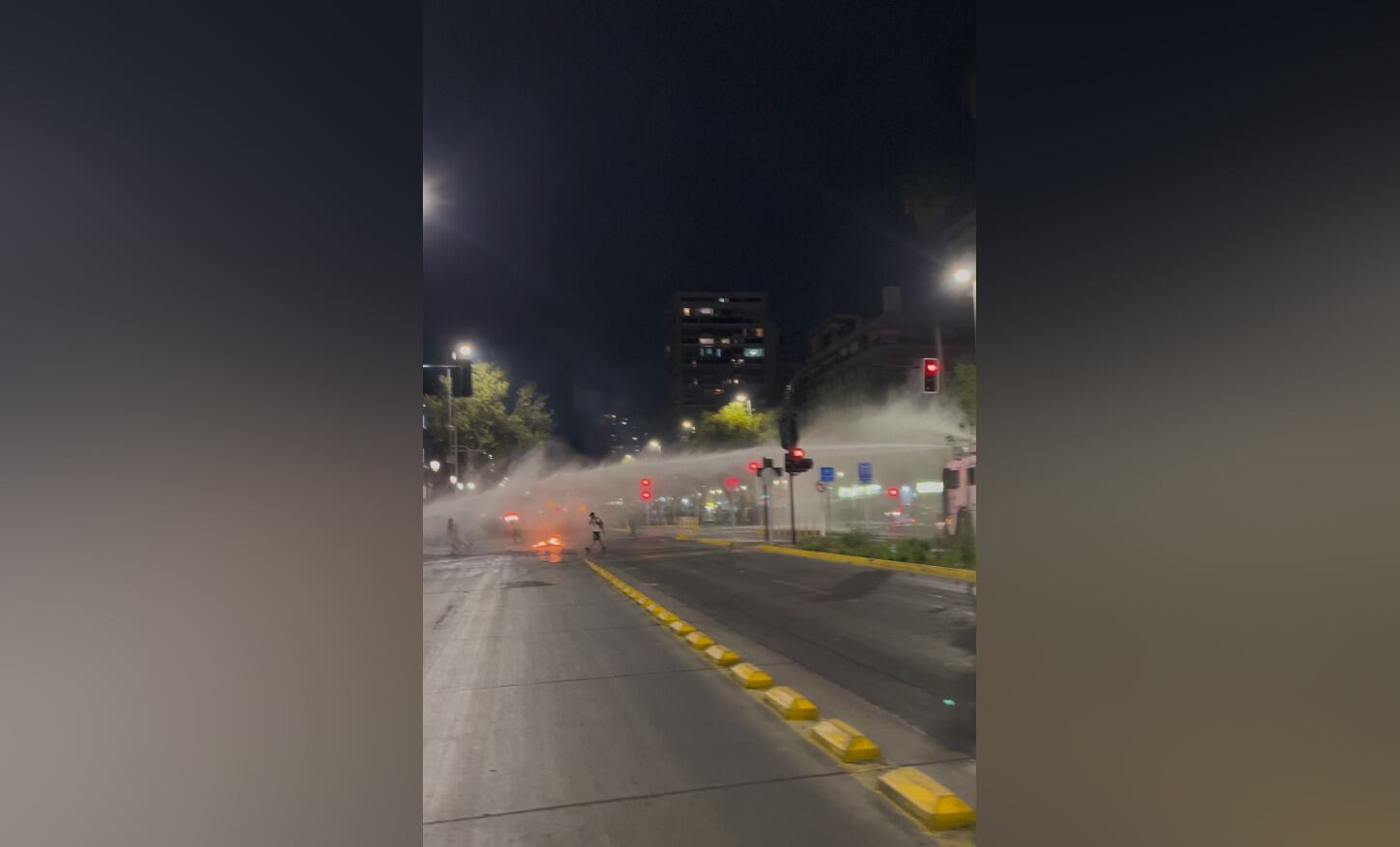 Manifestaciones y barricadas tensionan llegada de Presidente Kast a La Moneda: habría dos detenidos
