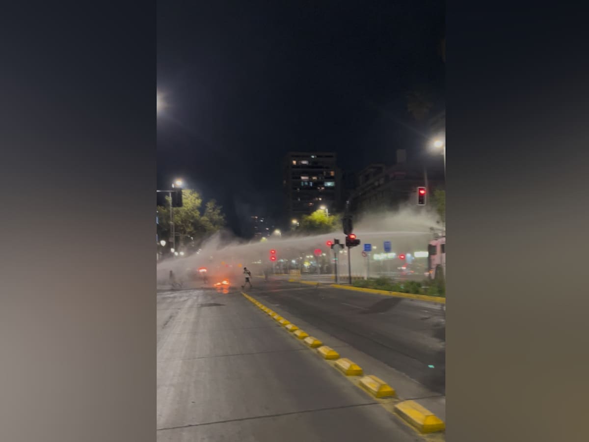 Manifestaciones y barricadas tensionan llegada de Presidente Kast a La Moneda: habría dos detenidos