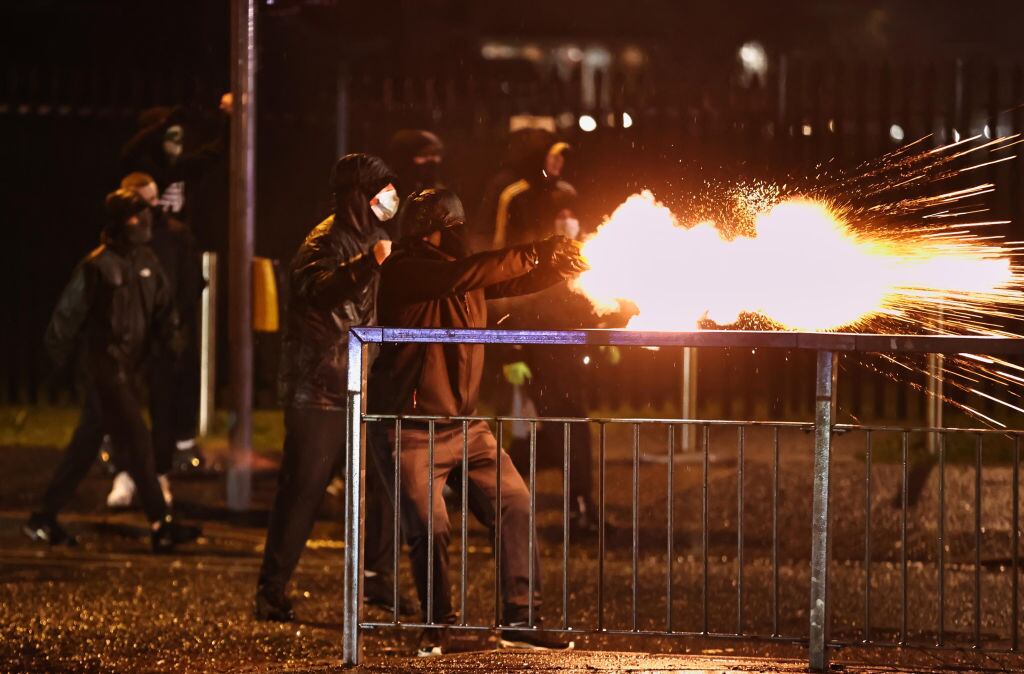 Manifestantes lanzan fuegos artificiales a la policía en Irlanda del Norte