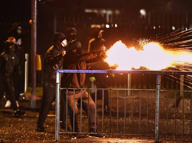 Manifestantes lanzan fuegos artificiales a la policía en Irlanda del Norte
