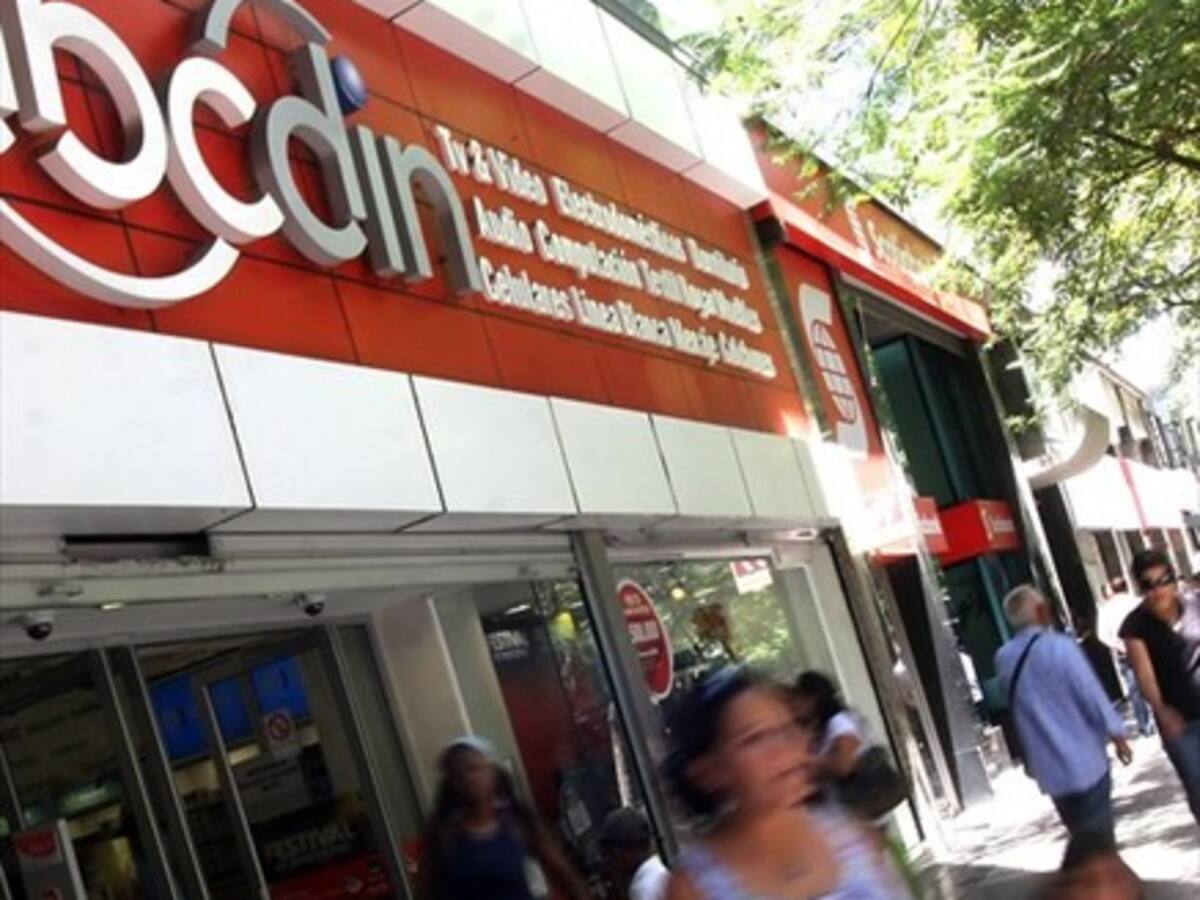 Presentan demanda colectiva contra ABC Din por cobros excesivos en su tarjeta