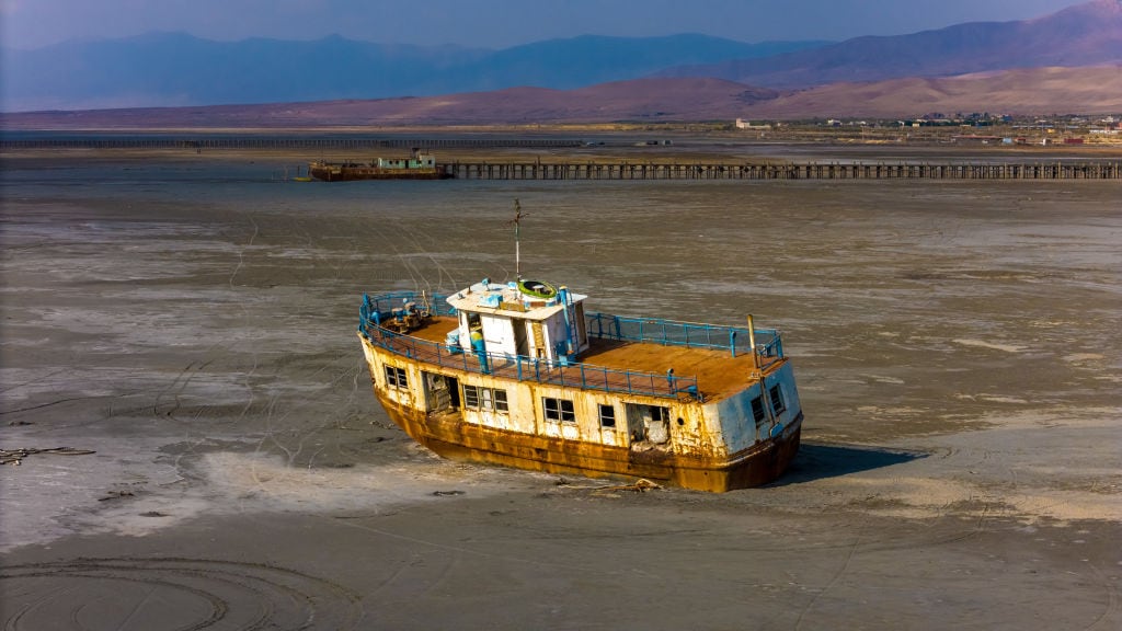 Un barco queda en el fondo del Lago Urmia en Irán, luego que el cambio climático provocara la sequía de ese cuerpo de agua