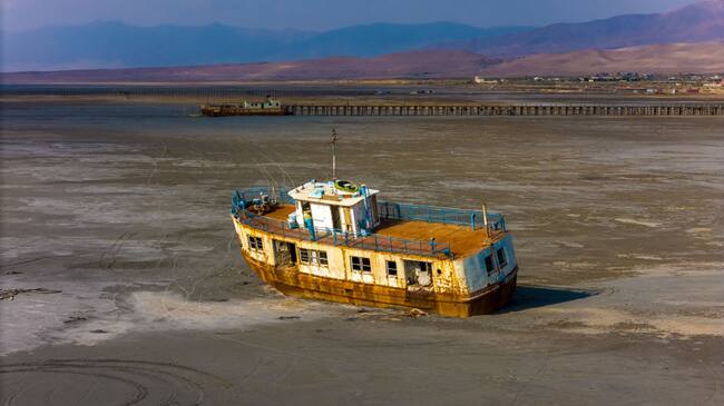 Un barco queda en el fondo del Lago Urmia en Irán, luego que el cambio climático provocara la sequía de ese cuerpo de agua