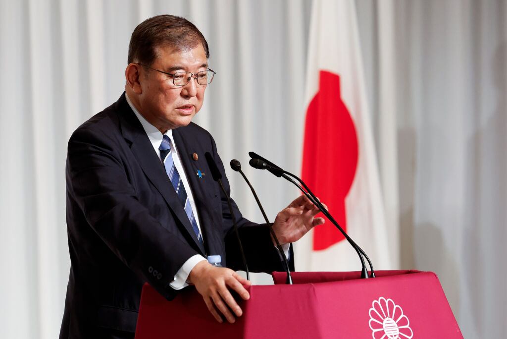 Shigeru Ishiba habla ante la prensa luego de ganar el liderazgo del gobernante Partido Liberal Democrático para asumir como primer ministro de Japón