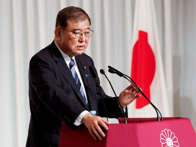 Shigeru Ishiba habla ante la prensa luego de ganar el liderazgo del gobernante Partido Liberal Democrático para asumir como primer ministro de Japón