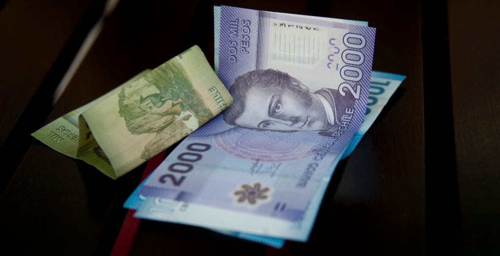 Chilean Peso bills in Santiago,Chile, on December 01, 2011.  AFP PHOTO/MARTIN BERNETTI (Photo by Martin BERNETTI / AFP) (Photo by MARTIN BERNETTI/AFP via Getty Images)