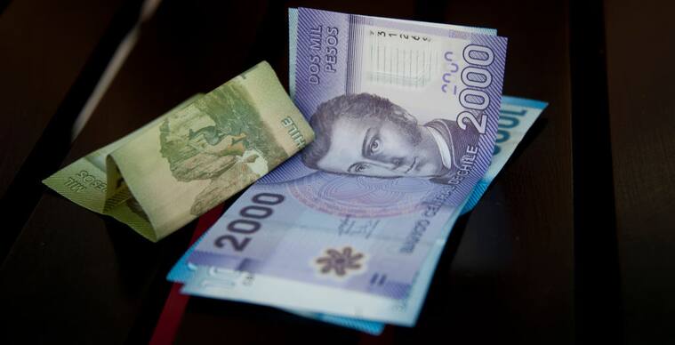 Chilean Peso bills in Santiago,Chile, on December 01, 2011. AFP PHOTO/MARTIN BERNETTI (Photo by Martin BERNETTI / AFP) (Photo by MARTIN BERNETTI/AFP via Getty Images)