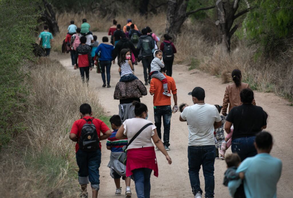 Migrantes hondureños buscan llegar a EEUU