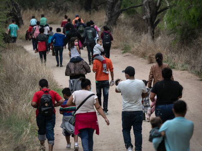 Migrantes hondureños buscan llegar a EEUU