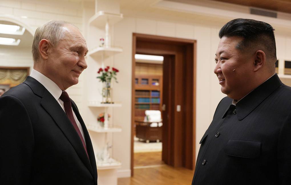 El presidente de Rusia, Vladimir Putin, saluda al líder supremo de Corea del Norte, Kim Jong Un, durante la visita oficial en la ciudad de Pyongyang.