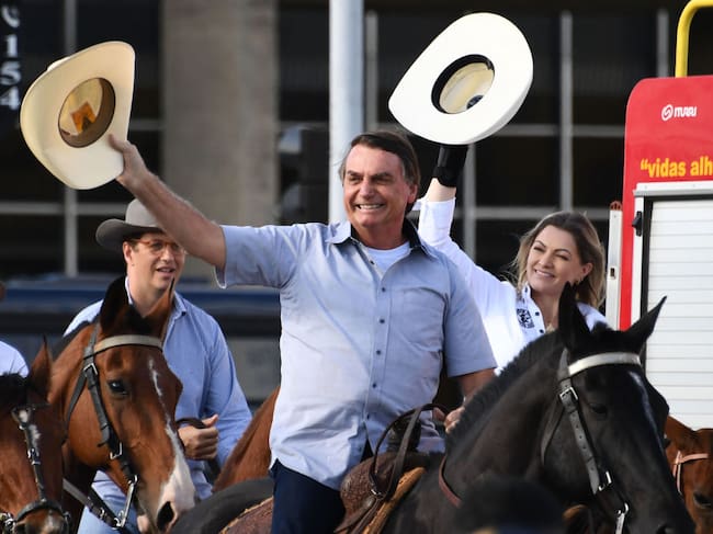 Bolsonaro llega a una protesta contra la corte suprema en Brasilia