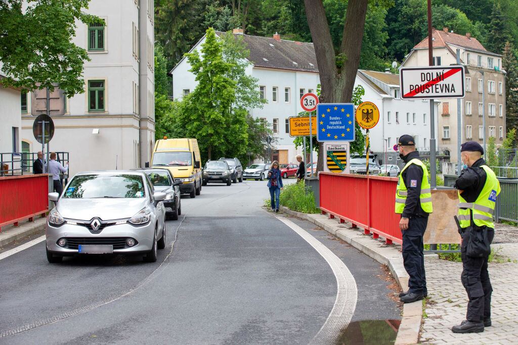 Policías vigilan en Dolní Poustevna