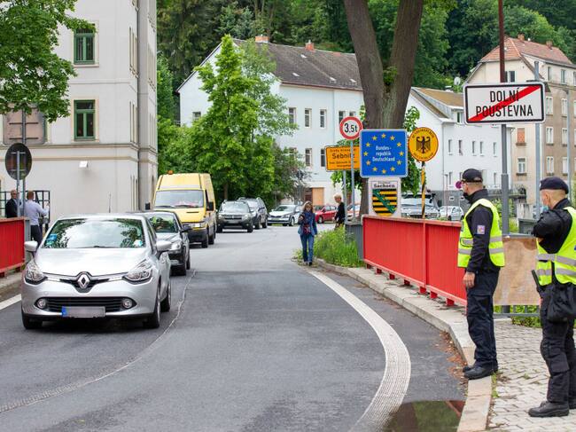 Policías vigilan en Dolní Poustevna