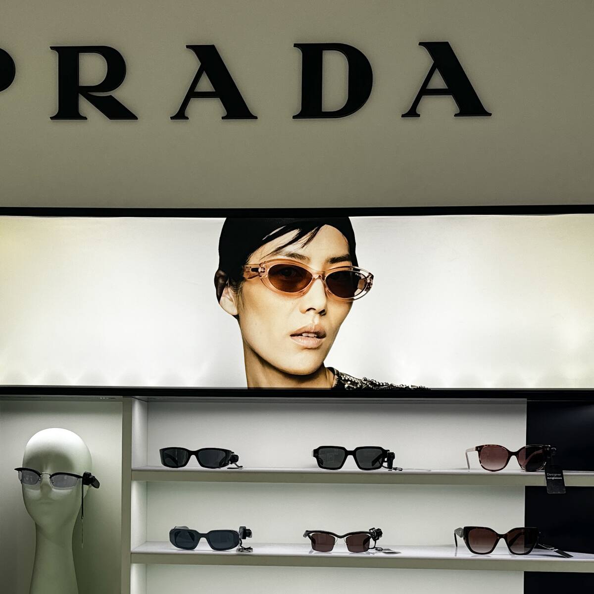 Nuevo diseño de Prada desata polémica por apropiación cultural: esto respondió la marca