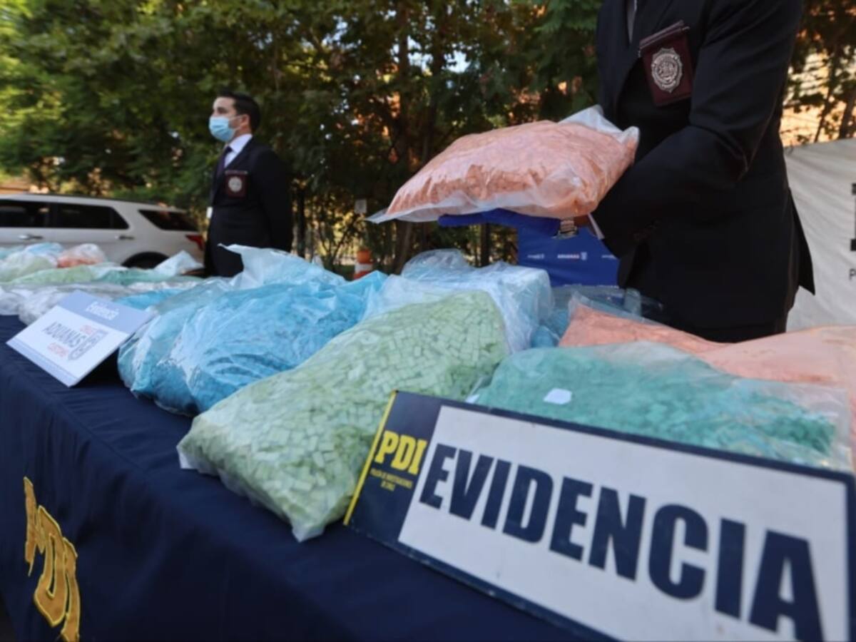Madre e hija son detenidas por receptación de éxtasis en Santiago: se les incautó más de $4.100 millones en drogas