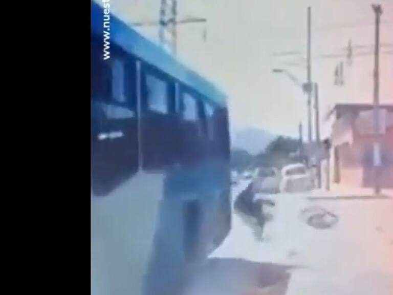 VIDEO | Mujer cae por la ventana de un bus del Transantiago