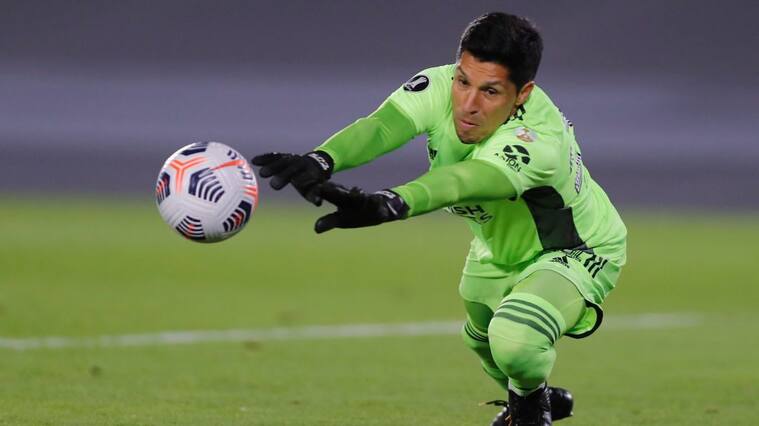 Argentina's River Plate Enzo Perez in action during the Copa Libertadores football tournament group stage match against Colombia's Independiente Santa Fe at the Monumental Stadium in Buenos Aires, on May 19, 2021. (Photo by Juan Ignacio RONCORONI / various sources / AFP) (Photo by JUAN IGNACIO RONCORONI/AFP via Getty Images)