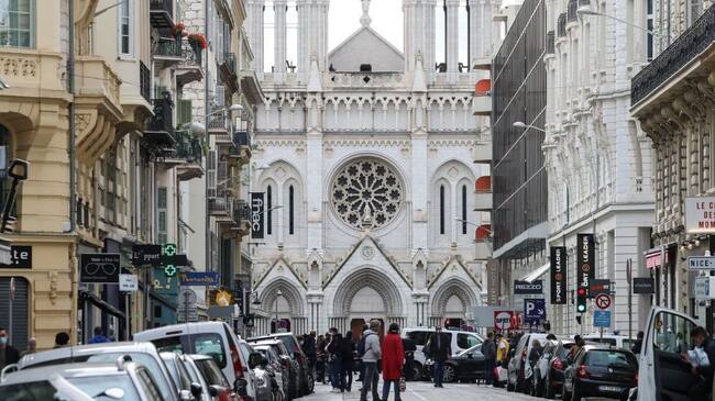 Police block the access to the Notre-Dame de l'Assomption Basilica in Nice on October 29, 2020 after a knife-wielding man kills three people at the church, slitting the throat of at least one of them, in what officials are treating as the latest jihadist attack to rock the country. (Photo by Valery HACHE / AFP) (Photo by VALERY HACHE/AFP via Getty Images)