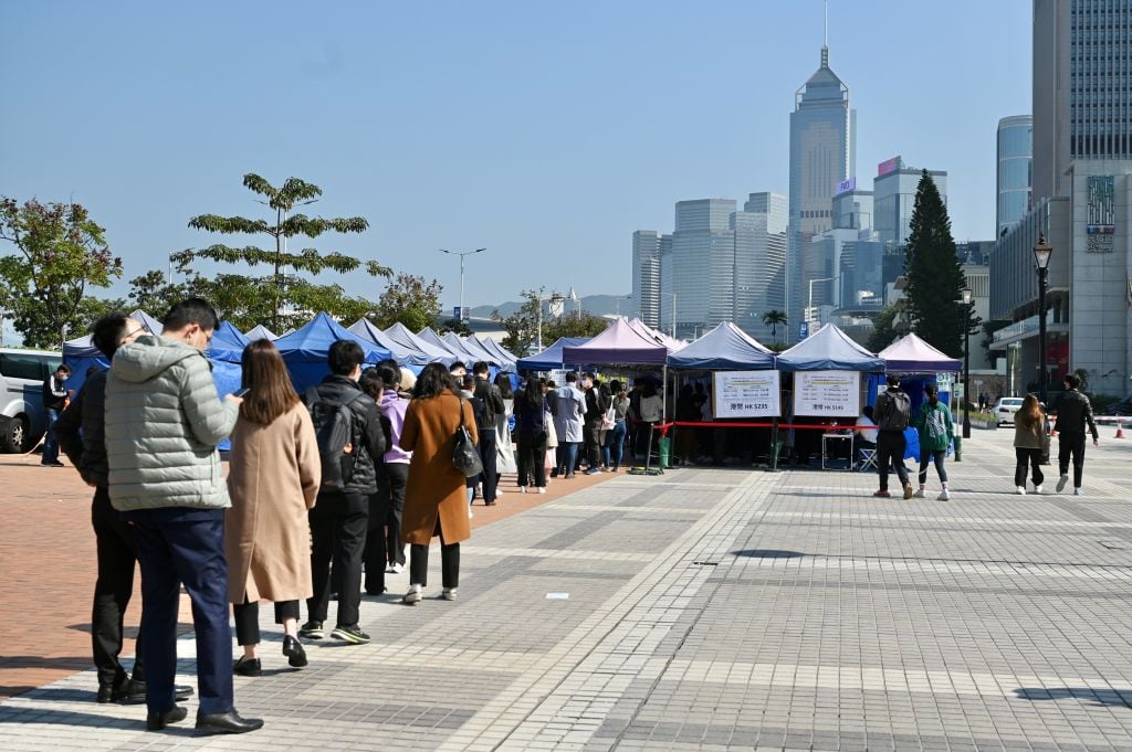 Larga fila para realizar el test del covid en la ciudad de Hong Kong en China