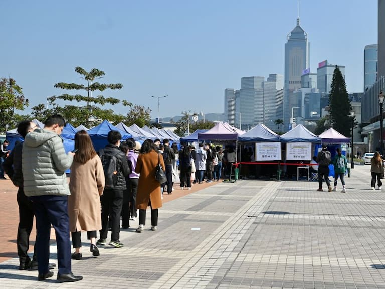 Larga fila para realizar el test del covid en la ciudad de Hong Kong en China