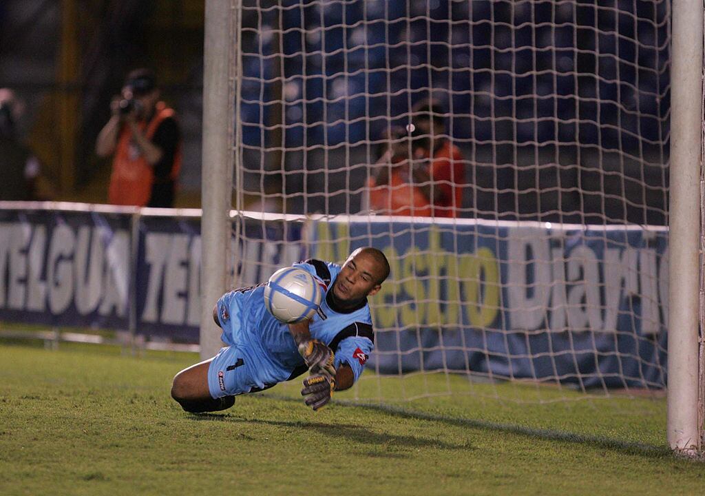 El arquero Oscar McFarlane ataja un penal con la Selección de Panamá en un partido la Selección de Guatemala