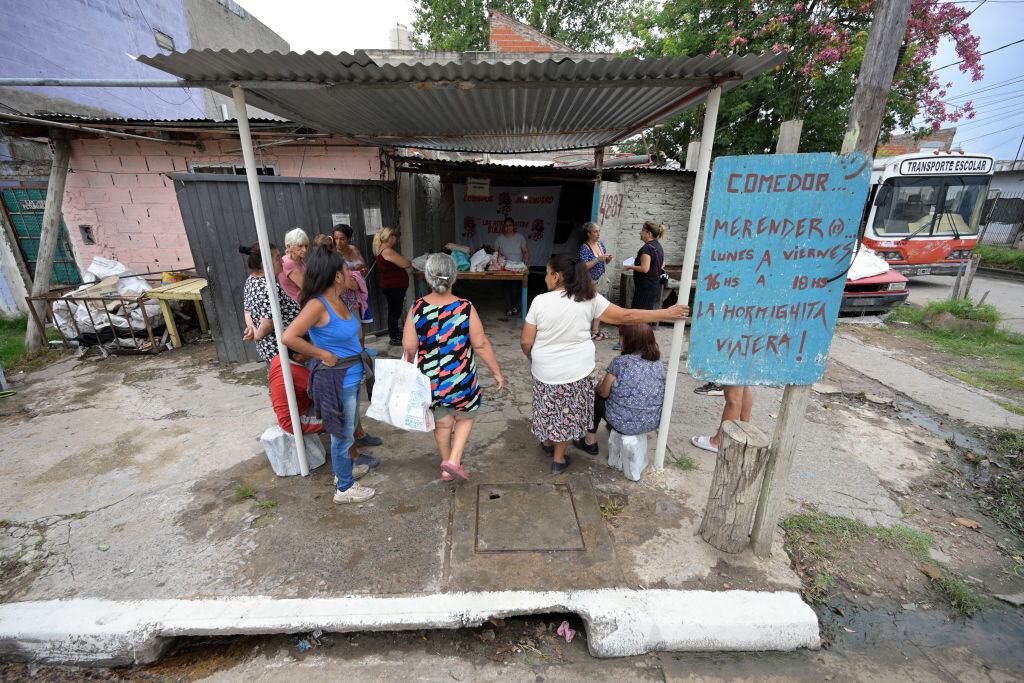 El comedor social "Las Hormiguitas Viajeras" ofrece alimentos a un grupo de personas en Loma Hermosa, la provincia de Buenos Aires en Argentina.
