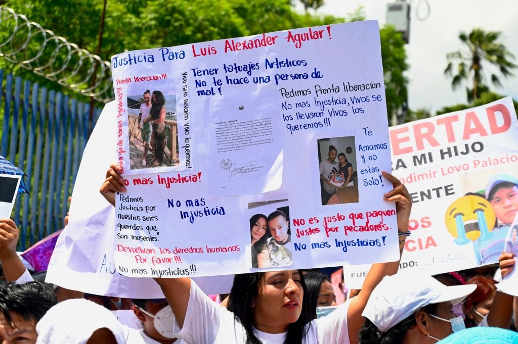 Familias piden por joven detenido en redadas en estado de excepción en El Salvador