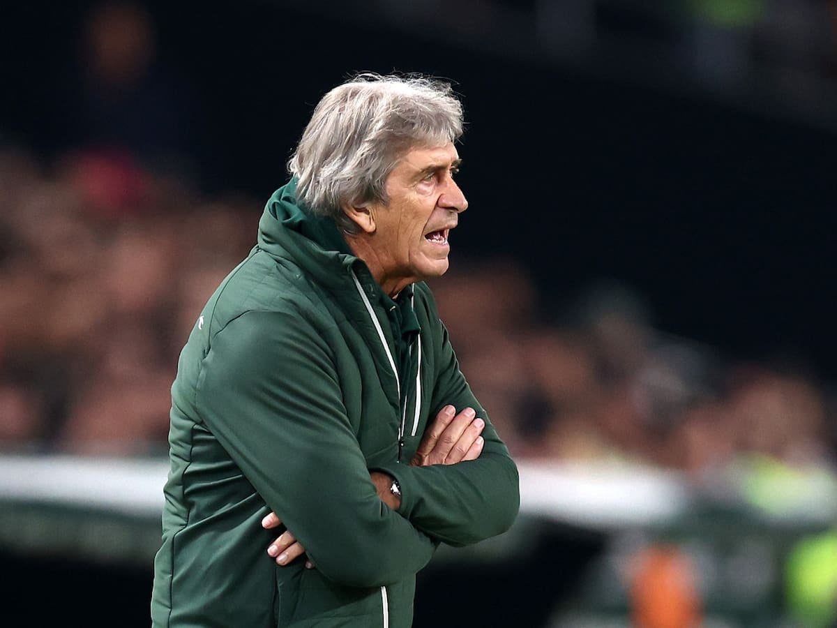 “Nadie reclamó nada e inventan un penal”: La furia de Manuel Pellegrini tras la caída del Betis ante Barcelona